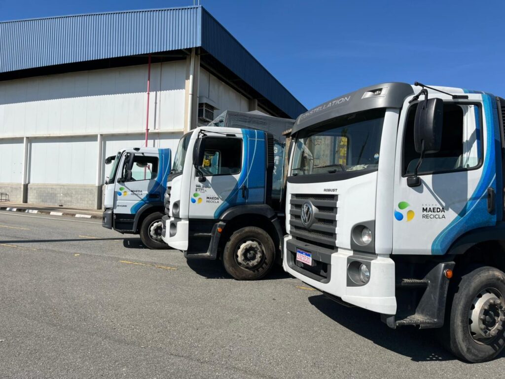 Caminhão realizando coleta de sucata metálica, plástica e de papel para reciclagem